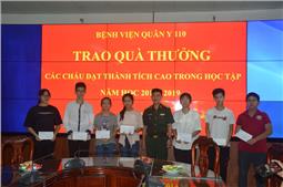 Tổ chức gặp mặt, tặng quà các cháu học sinh thi đỗ đại học, thi đạt thành tích cao năm học 2018-2019